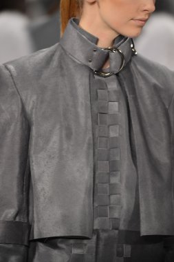 New york - Şubat 08: bir model sanat Üniversitesi sonbahar kış 2013 defile mercedes-benz moda haftası 8 Şubat 2013 tarihinde new York'ta akademisinde pist yürür