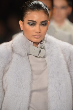 New york - Şubat 08: bir model sanat Üniversitesi sonbahar kış 2013 defile mercedes-benz moda haftası 8 Şubat 2013 tarihinde new York'ta akademisinde pist yürür