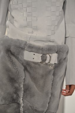 New york - Şubat 08: bir model sanat Üniversitesi sonbahar kış 2013 defile mercedes-benz moda haftası 8 Şubat 2013 tarihinde new York'ta akademisinde pist yürür