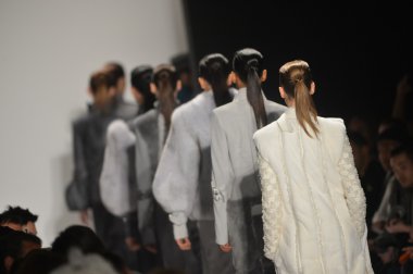 New york - Şubat 08: bir model sanat Üniversitesi sonbahar kış 2013 defile mercedes-benz moda haftası 8 Şubat 2013 tarihinde new York'ta akademisinde pist yürümek
