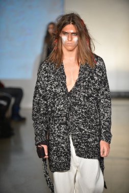 New york - Şubat 09: raif adelberg sonbahar kış 2013 koleksiyon mercedes-benz moda haftası 9 Şubat 2013 tarihinde new York'ta pist model yürür