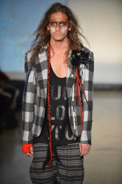 New york - Şubat 09: raif adelberg sonbahar kış 2013 koleksiyon mercedes-benz moda haftası 9 Şubat 2013 tarihinde new York'ta pist model yürür