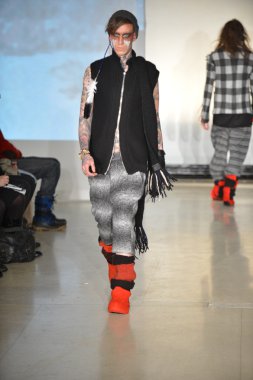 New york - Şubat 09: raif adelberg sonbahar kış 2013 koleksiyon mercedes-benz moda haftası 9 Şubat 2013 tarihinde new York'ta pist model yürür