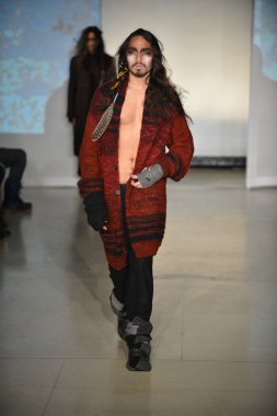 New york - Şubat 09: raif adelberg sonbahar kış 2013 koleksiyon mercedes-benz moda haftası 9 Şubat 2013 tarihinde new York'ta pist model yürür