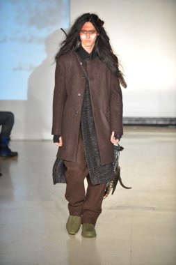 New york - Şubat 09: raif adelberg sonbahar kış 2013 koleksiyon mercedes-benz moda haftası 9 Şubat 2013 tarihinde new York'ta pist model yürür