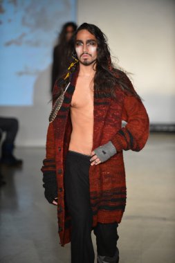 New york - Şubat 09: raif adelberg sonbahar kış 2013 koleksiyon mercedes-benz moda haftası 9 Şubat 2013 tarihinde new York'ta pist model yürür