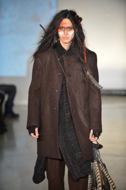 New york - Şubat 09: raif adelberg sonbahar kış 2013 koleksiyon mercedes-benz moda haftası 9 Şubat 2013 tarihinde new York'ta pist model yürür