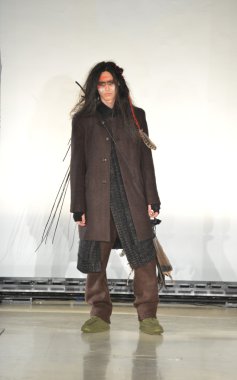 New york - Şubat 09: raif adelberg sonbahar kış 2013 koleksiyon mercedes-benz moda haftası 9 Şubat 2013 tarihinde new York'ta pist model yürür