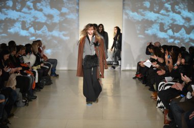 New york - Şubat 09: raif adelberg sonbahar kış 2013 koleksiyon mercedes-benz moda haftası 9 Şubat 2013 tarihinde new York'ta pist model yürür