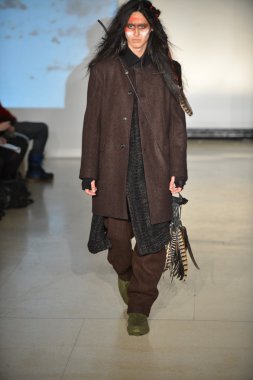 New york - Şubat 09: raif adelberg sonbahar kış 2013 koleksiyon mercedes-benz moda haftası 9 Şubat 2013 tarihinde new York'ta pist model yürür