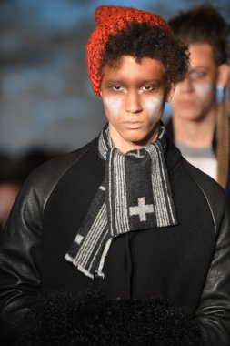 New york - Şubat 09: raif adelberg sonbahar kış 2013 koleksiyon mercedes-benz moda haftası 9 Şubat 2013 tarihinde new York'ta pist model yürür