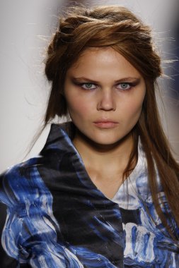 New york, ny - Şubat 09: manken pist katya leonovich düşüş 2013 moda gösterisi mercedes-benz moda haftası sırasında düşme 2013 - resmi karşılama - 3 pist günün en iyi yürüyor.