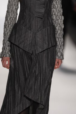 New york, ny - Şubat 09: manken pist katya leonovich düşüş 2013 moda gösterisi mercedes-benz moda haftası sırasında düşme 2013 - resmi karşılama - 3 pist günün en iyi yürüyor.