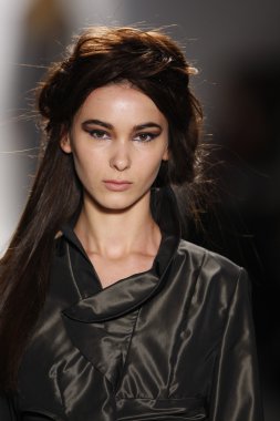 New york, ny - Şubat 09: manken pist katya leonovich düşüş 2013 moda gösterisi mercedes-benz moda haftası sırasında düşme 2013 - resmi karşılama - 3 pist günün en iyi yürüyor.