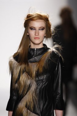 New york, ny - Şubat 09: manken pist katya leonovich düşüş 2013 moda gösterisi mercedes-benz moda haftası sırasında düşme 2013 - resmi karşılama - 3 pist günün en iyi yürüyor.