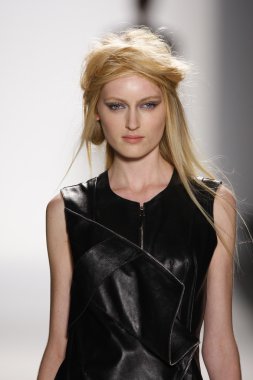 New york, ny - Şubat 09: manken pist katya leonovich düşüş 2013 moda gösterisi mercedes-benz moda haftası sırasında düşme 2013 - resmi karşılama - 3 pist günün en iyi yürüyor.