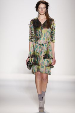 New york, ny - Şubat 09: manken pist katya leonovich düşüş 2013 moda gösterisi mercedes-benz moda haftası sırasında düşme 2013 - resmi karşılama - 3 pist günün en iyi yürüyor.