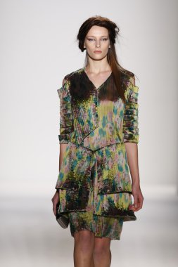 New york, ny - Şubat 09: manken pist katya leonovich düşüş 2013 moda gösterisi mercedes-benz moda haftası sırasında düşme 2013 - resmi karşılama - 3 pist günün en iyi yürüyor.