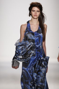 New york, ny - Şubat 09: manken pist katya leonovich düşüş 2013 moda gösterisi mercedes-benz moda haftası sırasında düşme 2013 - resmi karşılama - 3 pist günün en iyi yürüyor.