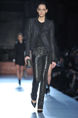 New york, ny - 12 Şubat: model 2013 defile pier 57-12 Şubat 2013 tarihinde new York'ta mercedes-benz moda haftası sırasında dizel siyah altın düşüşü de pist yürür