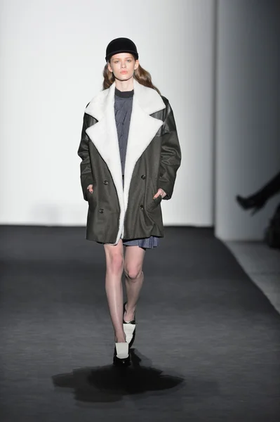 NUEVA YORK - 07 DE FEBRERO: Una modelo camina por la pasarela de la colección de mujeres Timo Weiland Otoño Invierno 2013 durante la Semana de la Moda Mercedes-Benz el 7 de febrero de 2013 en la ciudad de Nueva York —  Fotos de Stock