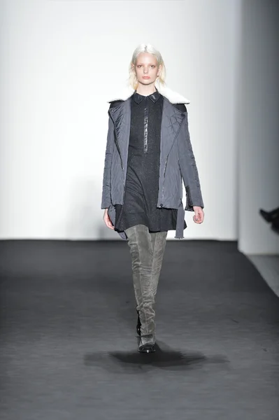 뉴욕-2 월 7: 모델 뉴욕시에서 메르세데스-벤츠 패션 위 크에서 2013 년 2 월 7 일 동안 티 모 weiland가 겨울 2013 여성 컬렉션에서 활주로 걸어 — 스톡 사진