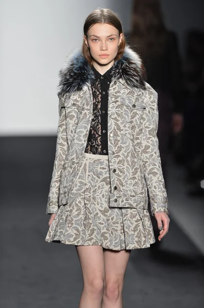 NUEVA YORK - 07 DE FEBRERO: Una modelo camina por la pasarela de la colección de mujeres Timo Weiland Otoño Invierno 2013 durante la Semana de la Moda Mercedes-Benz el 7 de febrero de 2013 en la ciudad de Nueva York — Foto de Stock