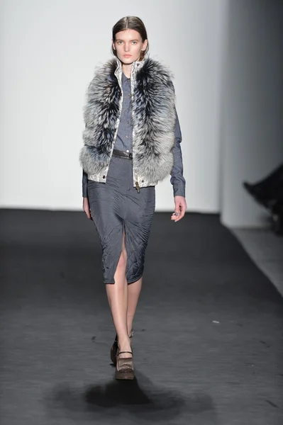 НЬЮ-ЙОРК - 7 февраля 2013 года во время Недели моды Mercedes-Benz в Нью-Йорке модель ходит по подиуму на Timo Weiland Fall Winter 2013 — стоковое фото