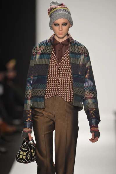 New york - februar 08: ein model läuft auf dem laufsteg der kunstuniversität herbst winter 2013 modenschau während der mercedes-benz fashion week am 8. februar 2013 in new york city — Stockfoto