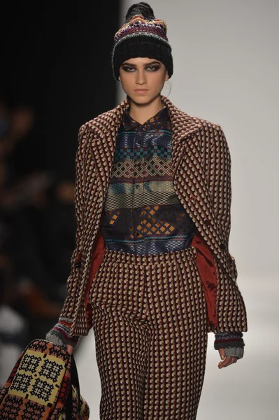 New york - Şubat 08: bir model sanat Üniversitesi sonbahar kış 2013 defile mercedes-benz moda haftası 8 Şubat 2013 tarihinde new York'ta akademisinde pist yürür