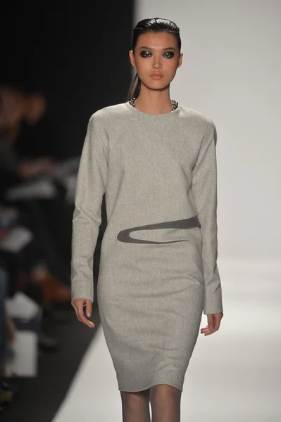 NEW YORK - FEBRUARY 08: A model walks the runway at the Academy of Art University Fall Winter 2013 Fashion Show during Mercedes-Benz Fashion Week on February 8, 2013 in New York City — Stock Photo, Image