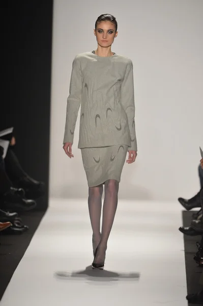 New york - februar 08: ein model läuft auf dem laufsteg der kunstuniversität herbst winter 2013 modenschau während der mercedes-benz fashion week am 8. februar 2013 in new york city — Stockfoto