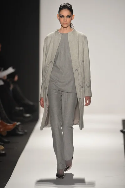 New york - februar 08: ein model läuft auf dem laufsteg der kunstuniversität herbst winter 2013 modenschau während der mercedes-benz fashion week am 8. februar 2013 in new york city — Stockfoto