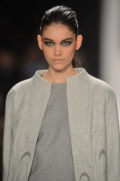 NEW YORK - FEBRUARY 08: A model walks the runway at the Academy of Art University Fall Winter 2013 Fashion Show during Mercedes-Benz Fashion Week on February 8, 2013 in New York City — Stock Photo, Image