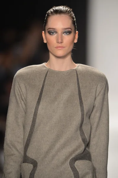 НЬЮ-ЙОРК - 8 февраля 2013 года во время Недели моды Mercedes-Benz в Нью-Йорке модель ходит по подиуму в Академии художеств осенью 2013 года — стоковое фото
