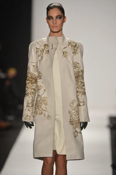 New york - Şubat 08: bir model sanat Üniversitesi sonbahar kış 2013 defile mercedes-benz moda haftası 8 Şubat 2013 tarihinde new York'ta akademisinde pist yürür — Stok fotoğraf