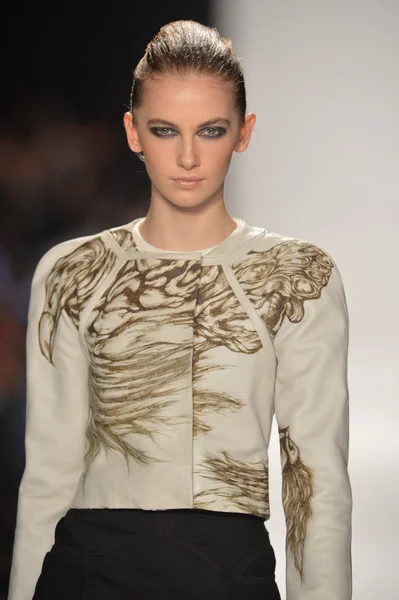 NEW YORK - FEBRUARY 08: A model walks the runway at the Academy of Art University Fall Winter 2013 Fashion Show during Mercedes-Benz Fashion Week on February 8, 2013 in New York City — Stock Photo, Image