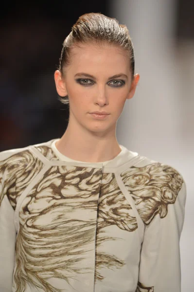 НЬЮ-ЙОРК - 8 февраля 2013 года во время Недели моды Mercedes-Benz в Нью-Йорке модель ходит по подиуму в Академии художеств осенью 2013 года — стоковое фото