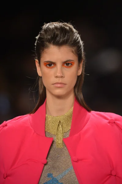 NEW YORK - FEBRUARY 08: A model walks the runway at the Academy of Art University Fall Winter 2013 Fashion Show during Mercedes-Benz Fashion Week on February 8, 2013 in New York City — Stock Photo, Image