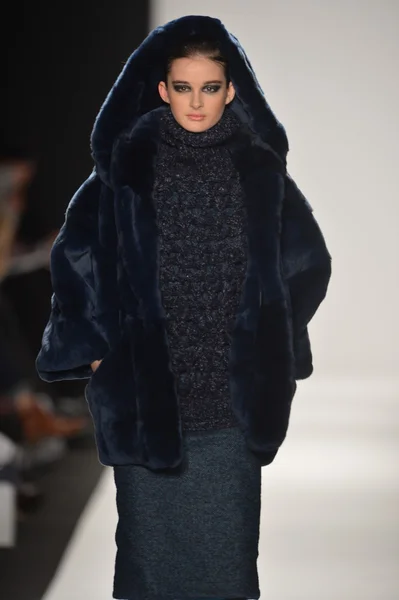 ニューヨーク - 2 月 8 日: モデルはアカデミー美術大学秋冬 2013年のファッションショーを 2013 年 2 月 8 日にメルセデス ・ ベンツ ・ ファッション ・ ウィーク中にニューヨーク市での滑走路を歩く — ストック写真