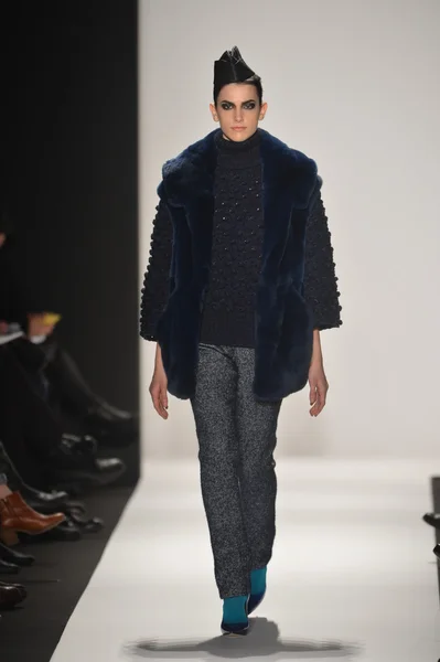 New york - februar 08: ein model läuft auf dem laufsteg der kunstuniversität herbst winter 2013 modenschau während der mercedes-benz fashion week am 8. februar 2013 in new york city — Stockfoto