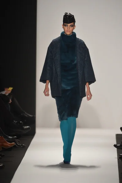 New york - Şubat 08: bir model sanat Üniversitesi sonbahar kış 2013 defile mercedes-benz moda haftası 8 Şubat 2013 tarihinde new York'ta akademisinde pist yürür — Stok fotoğraf