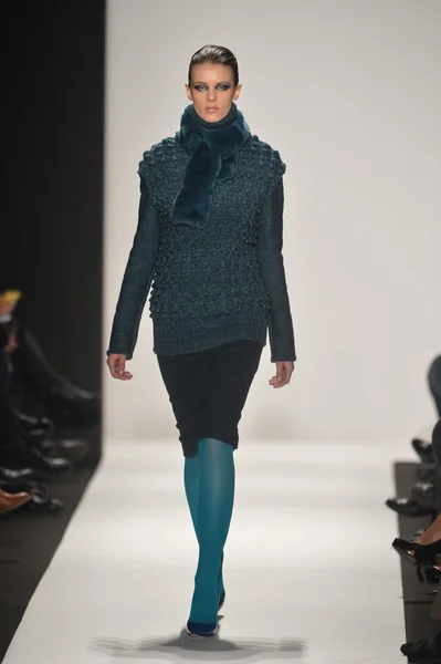 ニューヨーク - 2 月 8 日: モデルはアカデミー美術大学秋冬 2013年のファッションショーを 2013 年 2 月 8 日にメルセデス ・ ベンツ ・ ファッション ・ ウィーク中にニューヨーク市での滑走路を歩く — ストック写真