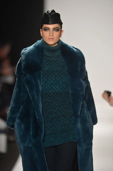 NEW YORK - FEBRUARY 08: A model walks the runway at the Academy of Art University Fall Winter 2013 Fashion Show during Mercedes-Benz Fashion Week on February 8, 2013 in New York City — Stock Photo, Image