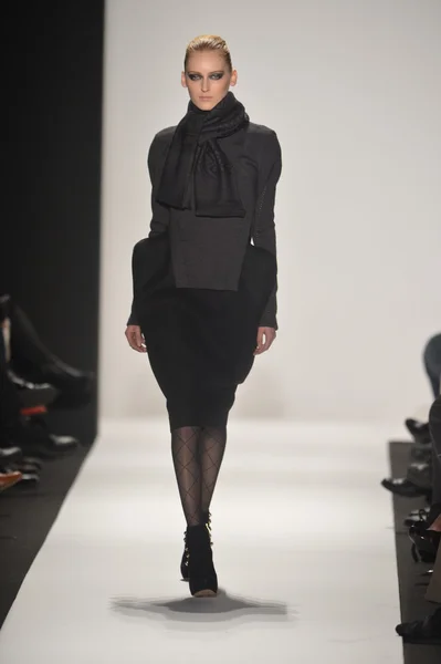 NEW YORK - FEBRUARY 08: A model walks the runway at the Academy of Art University Fall Winter 2013 Fashion Show during Mercedes-Benz Fashion Week on February 8, 2013 in New York City — Stock Photo, Image