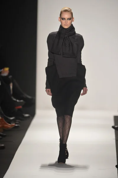 뉴욕-2 월 8: 모델 미술 대학이 겨울 2013 패션쇼 2013 년 2 월 8 일에 메르세데스-벤츠 패션 위 크 동안에 뉴욕시의 아카데미에서 활주로 걸어 — 스톡 사진