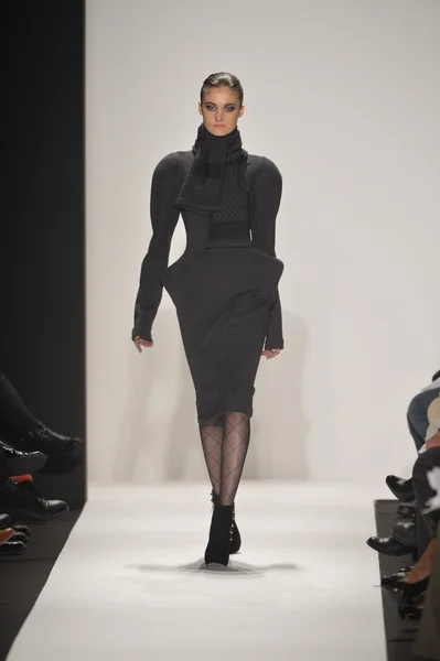 New york - Şubat 08: bir model sanat Üniversitesi sonbahar kış 2013 defile mercedes-benz moda haftası 8 Şubat 2013 tarihinde new York'ta akademisinde pist yürür — Stok fotoğraf