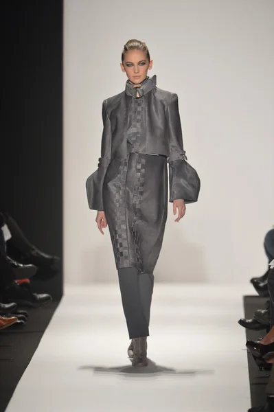 New york - Şubat 08: bir model sanat Üniversitesi sonbahar kış 2013 defile mercedes-benz moda haftası 8 Şubat 2013 tarihinde new York'ta akademisinde pist yürür — Stok fotoğraf