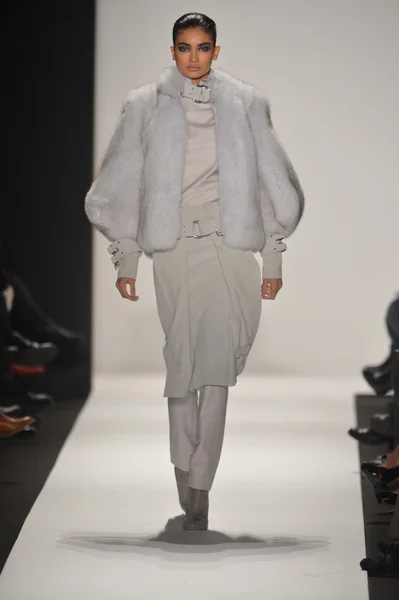 New york - februar 08: ein model läuft auf dem laufsteg der kunstuniversität herbst winter 2013 modenschau während der mercedes-benz fashion week am 8. februar 2013 in new york city — Stockfoto