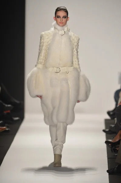 New york - Şubat 08: bir model sanat Üniversitesi sonbahar kış 2013 defile mercedes-benz moda haftası 8 Şubat 2013 tarihinde new York'ta akademisinde pist yürür — Stok fotoğraf